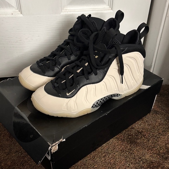 Nike Kids Shoes in Black and Cream